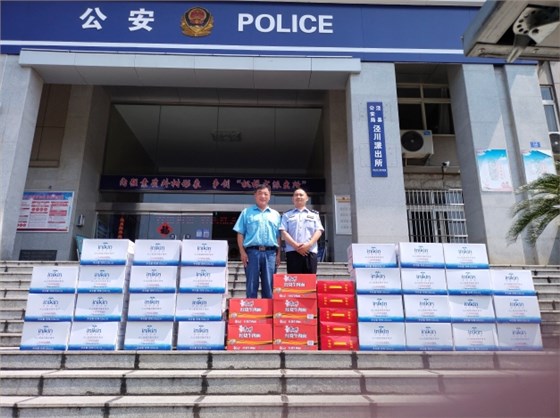 圖為公司安全環境保護處處長董萌蓓為子弟兵及公安民警送去慰問品，并致以節日的問候和祝福
