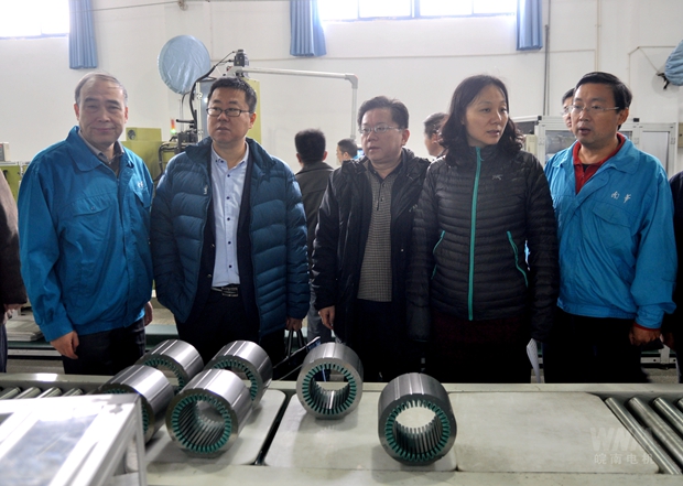 管兵陪同考核組參觀線圈車(chē)間自動(dòng)化流水線